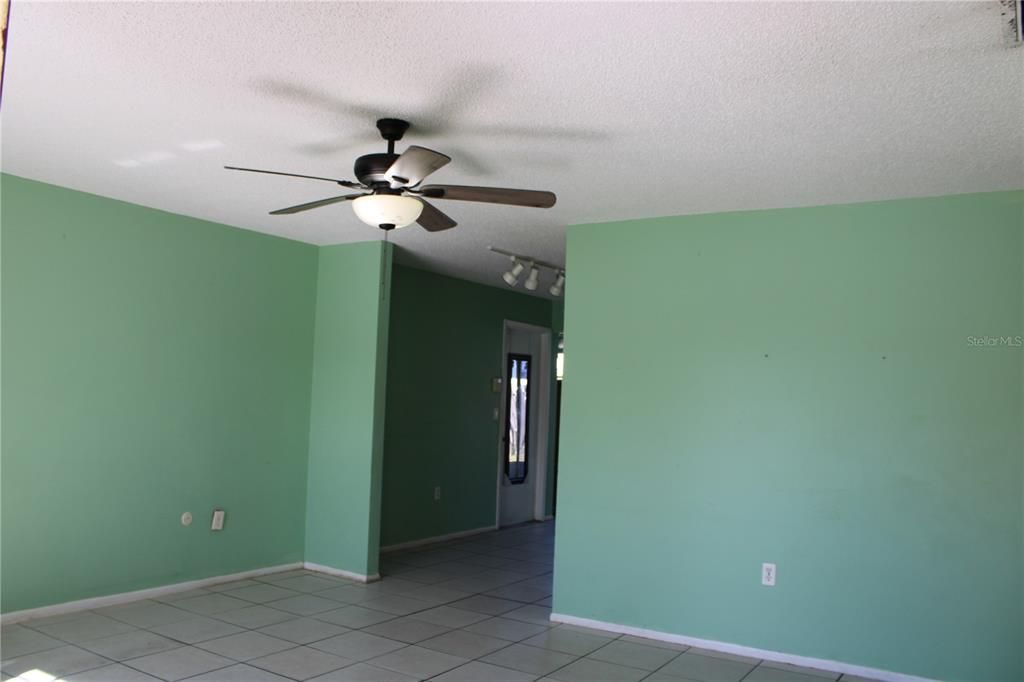 Activo con contrato: $215,000 (2 camas, 2 baños, 1185 Pies cuadrados)