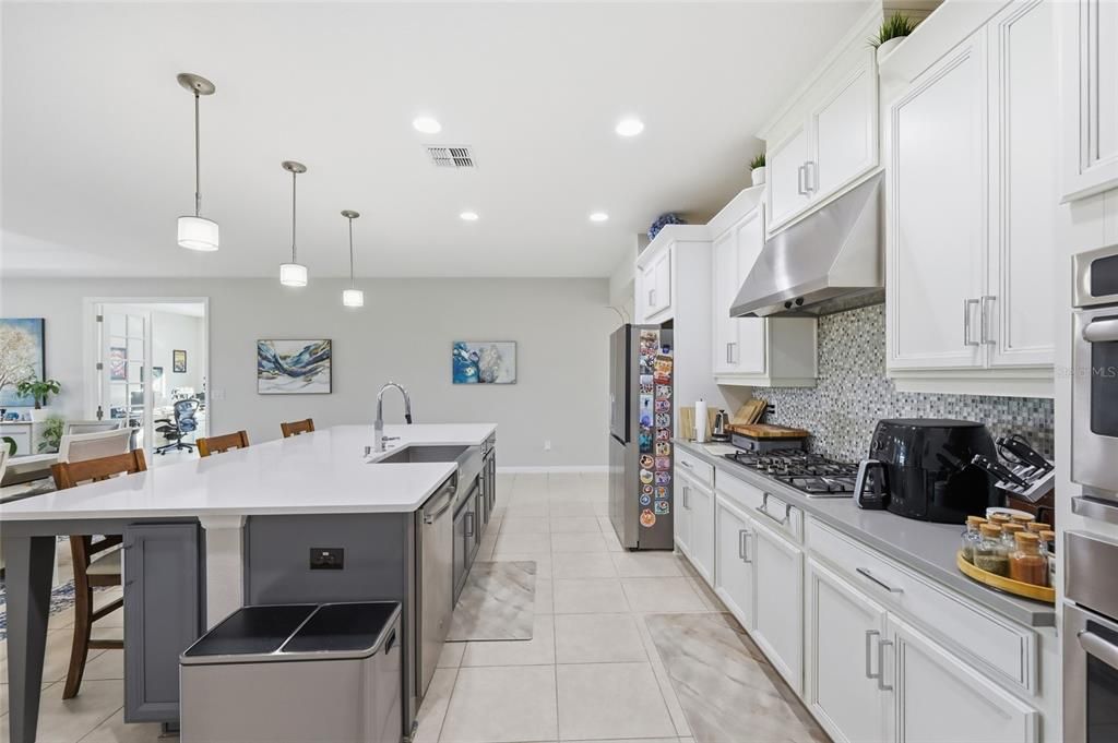 Active With Contract: $690,000 (4 beds, 4 baths, 2848 Square Feet)