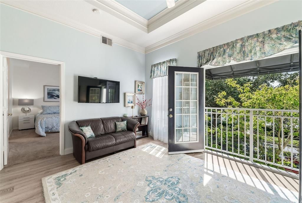 For Sale: $290,000 (1 beds, 1 baths, 837 Square Feet)