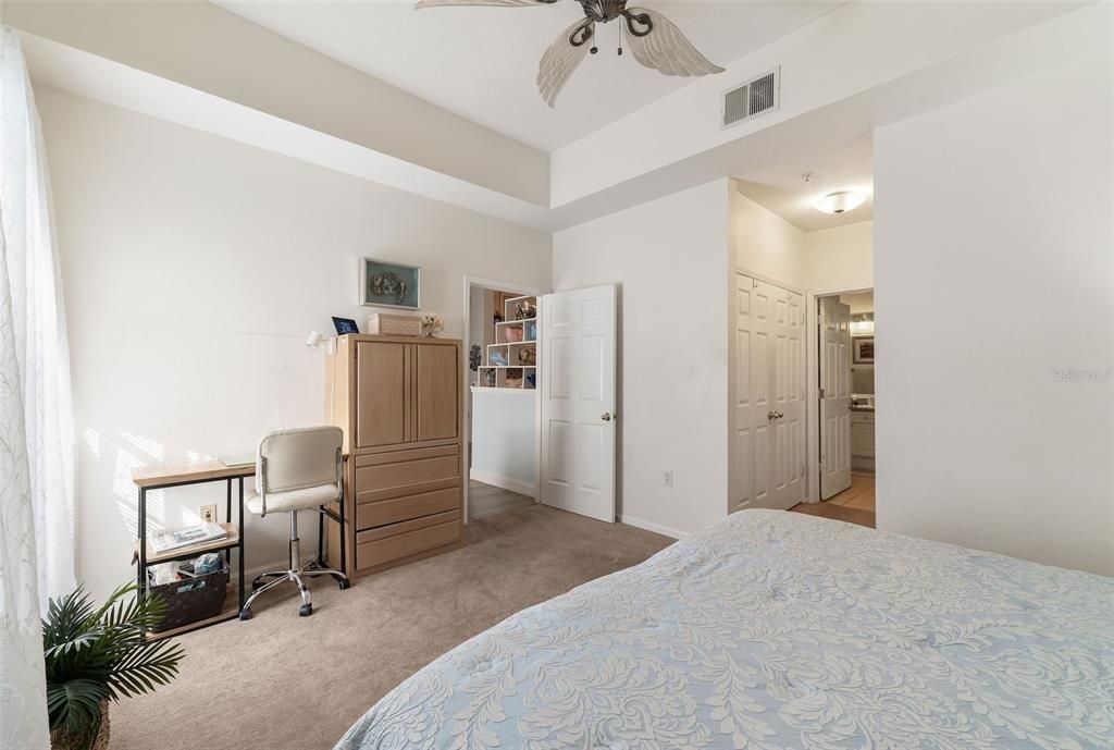 For Sale: $290,000 (1 beds, 1 baths, 837 Square Feet)