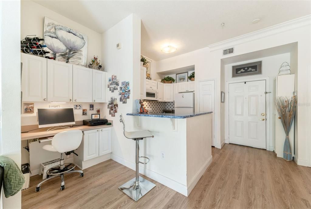 For Sale: $290,000 (1 beds, 1 baths, 837 Square Feet)