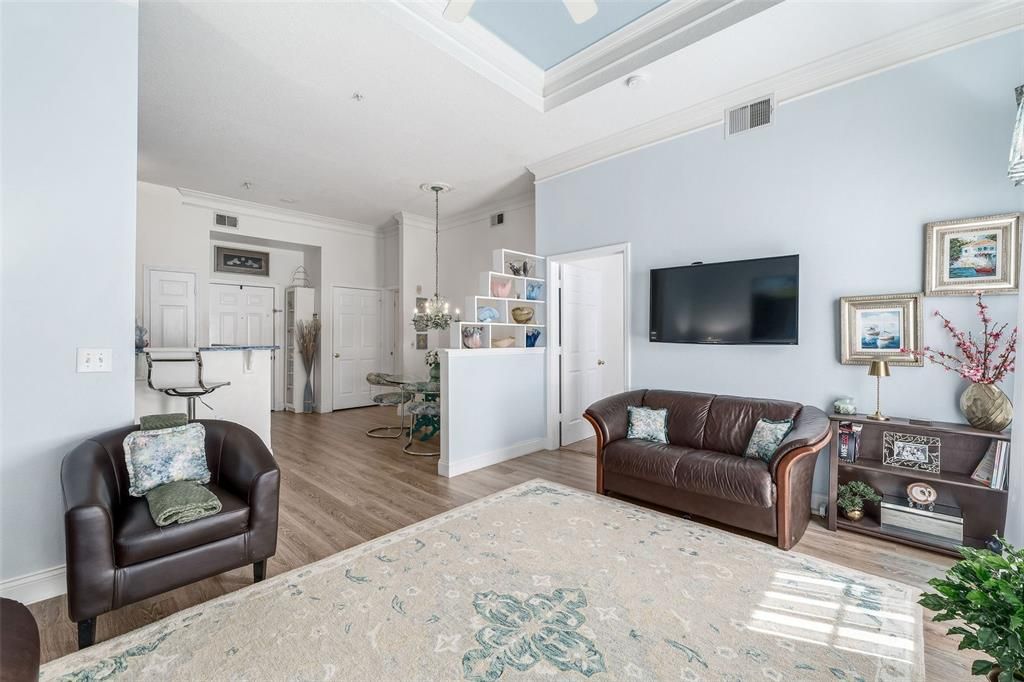 For Sale: $290,000 (1 beds, 1 baths, 837 Square Feet)