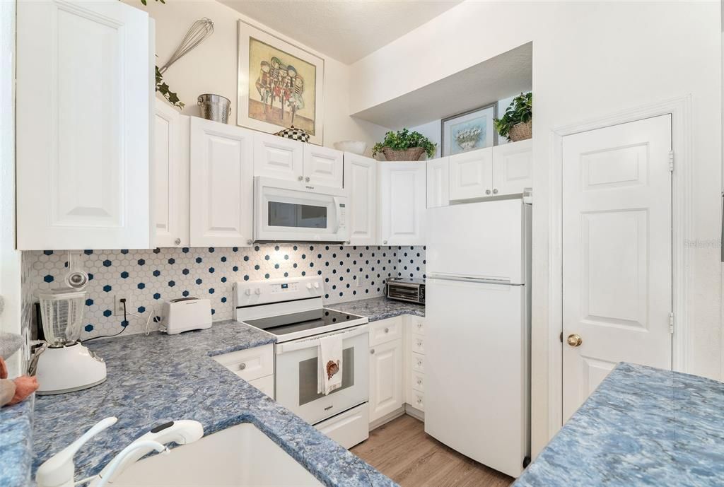 For Sale: $290,000 (1 beds, 1 baths, 837 Square Feet)