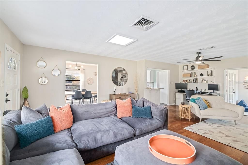 合同活跃: $499,000 (3 贝兹, 2 浴室, 1573 平方英尺)