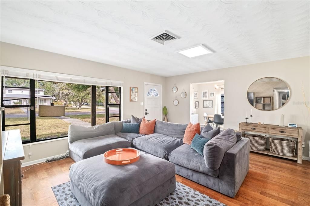 合同活跃: $499,000 (3 贝兹, 2 浴室, 1573 平方英尺)