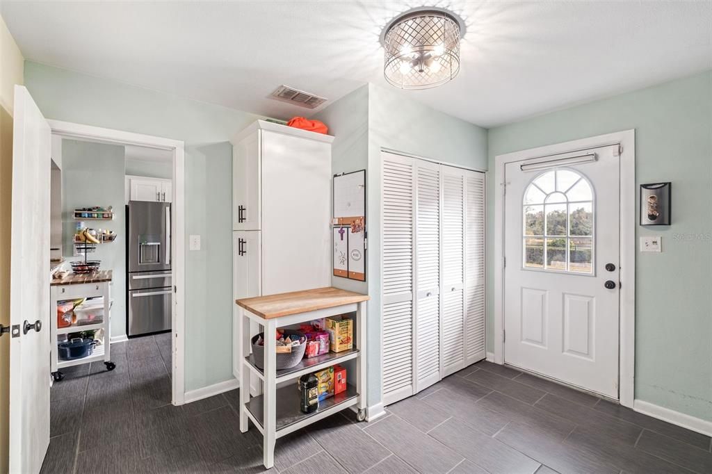 合同活跃: $499,000 (3 贝兹, 2 浴室, 1573 平方英尺)