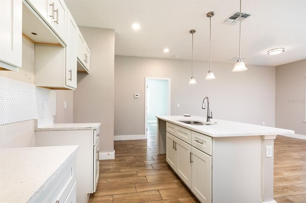 Под контрактом: $302,900 (3 спален, 2 ванн, 1375 Квадратных фут)