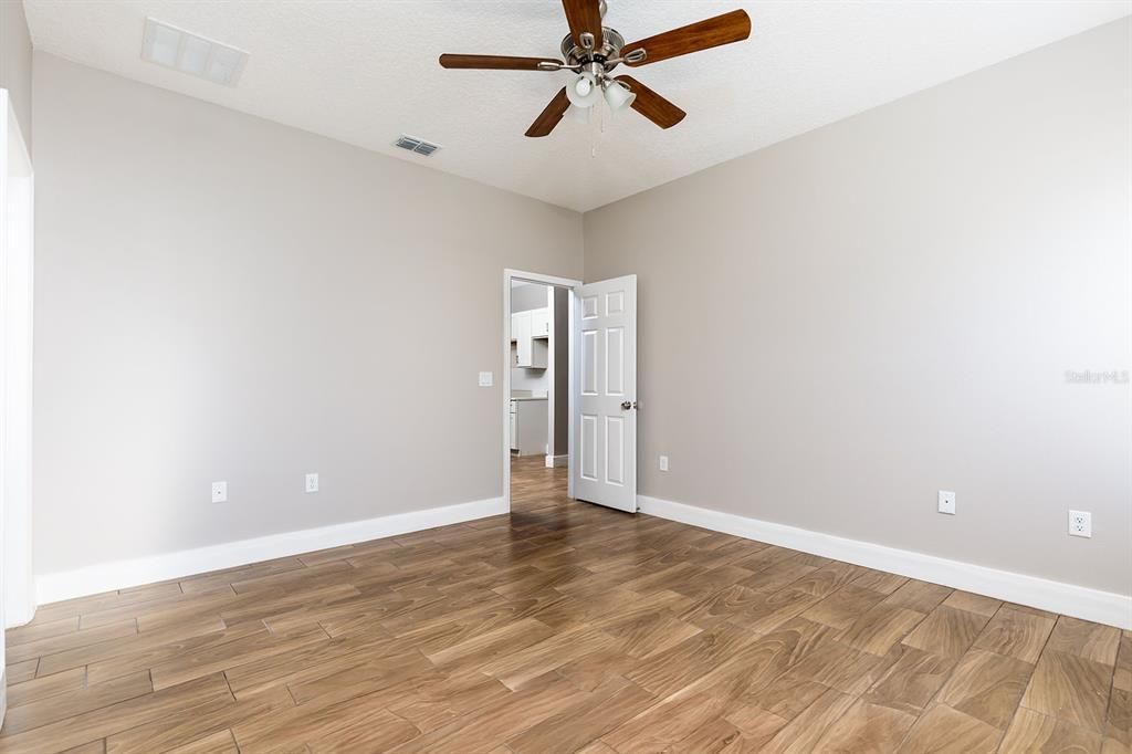 Под контрактом: $302,900 (3 спален, 2 ванн, 1375 Квадратных фут)