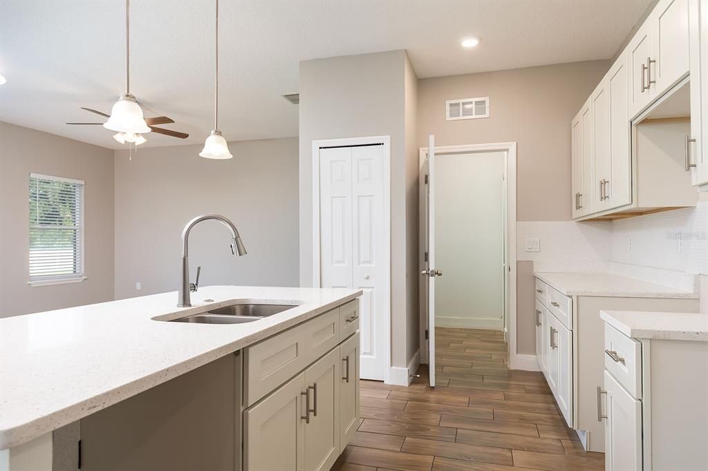 Под контрактом: $302,900 (3 спален, 2 ванн, 1375 Квадратных фут)