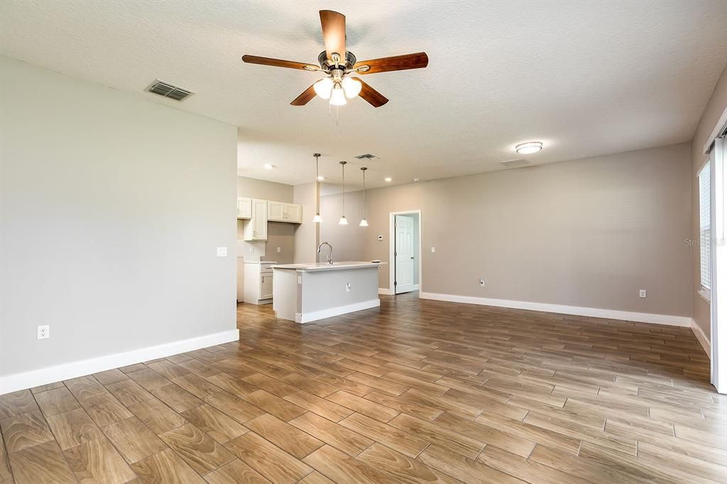 Под контрактом: $302,900 (3 спален, 2 ванн, 1375 Квадратных фут)