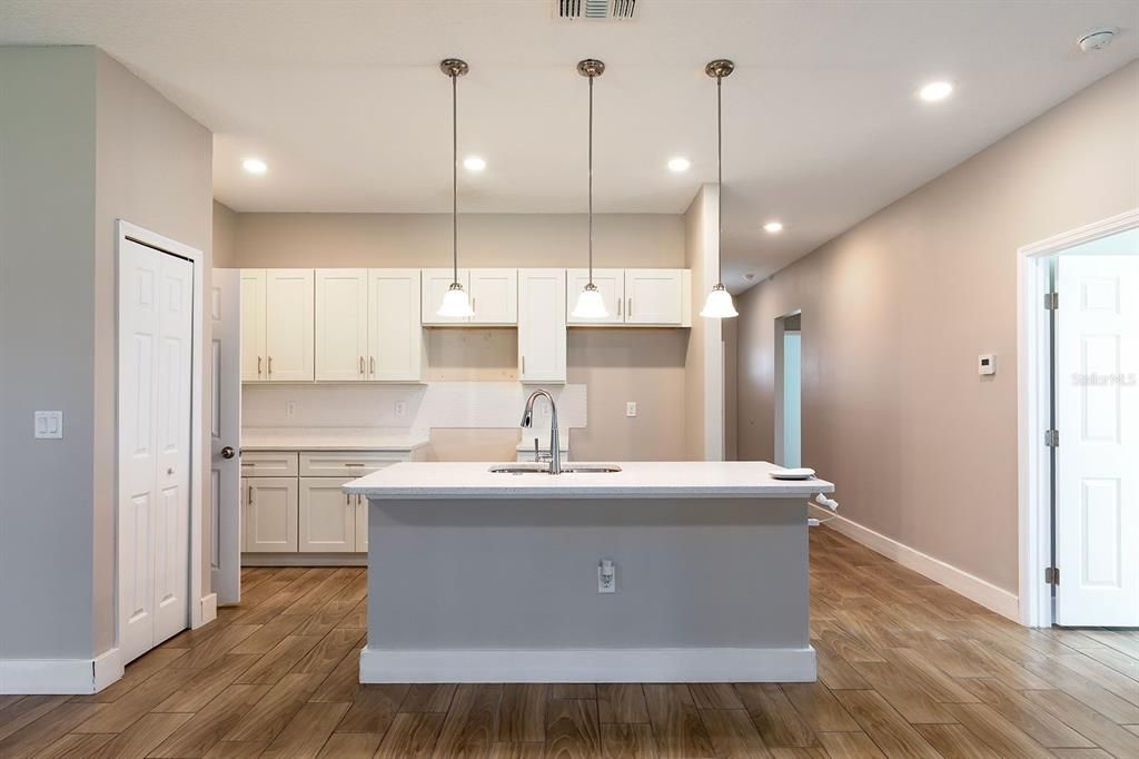 Под контрактом: $302,900 (3 спален, 2 ванн, 1375 Квадратных фут)