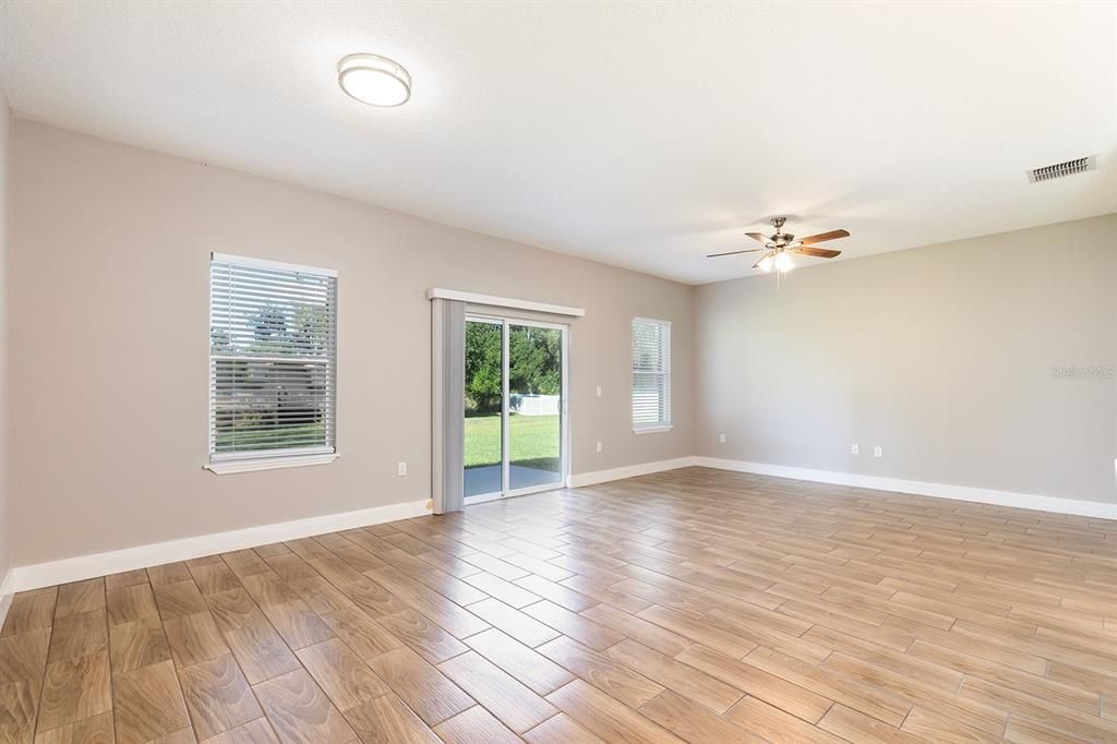 Под контрактом: $302,900 (3 спален, 2 ванн, 1375 Квадратных фут)