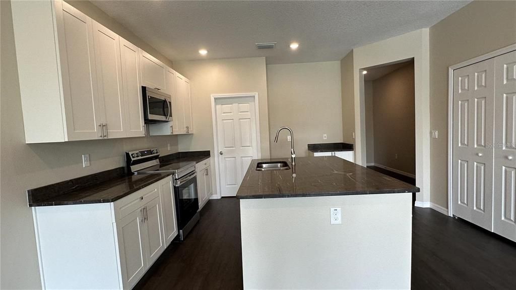 En Venta: $285,000 (3 camas, 3 baños, 1934 Pies cuadrados)