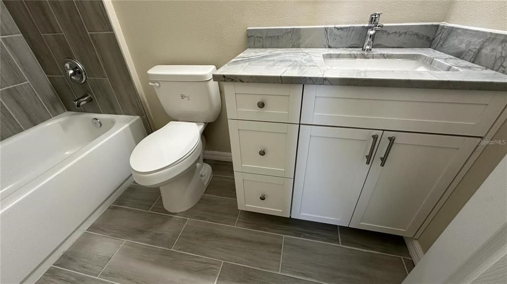 En Venta: $285,000 (3 camas, 3 baños, 1934 Pies cuadrados)