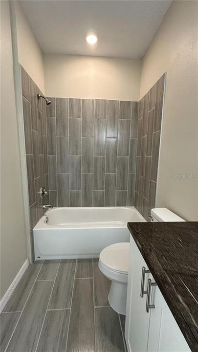 En Venta: $285,000 (3 camas, 3 baños, 1934 Pies cuadrados)