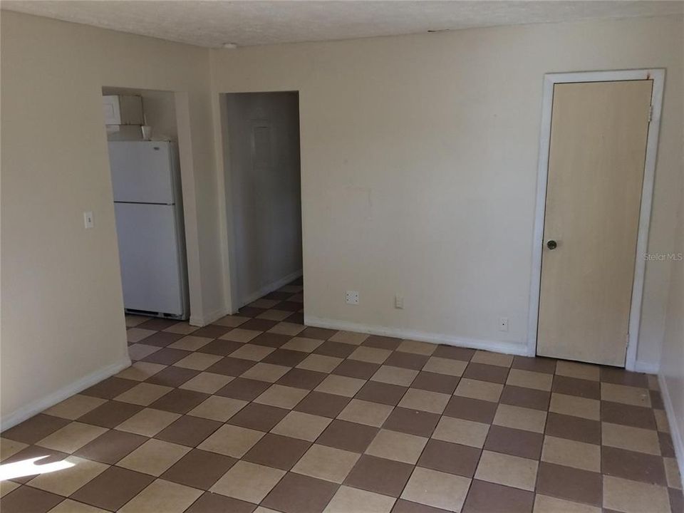 В аренду: $900 (3 спален, 1 ванн, 975 Квадратных фут)