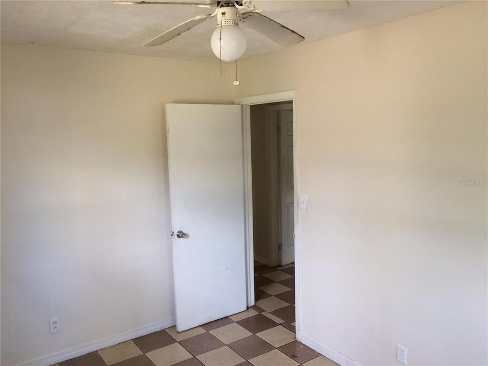 В аренду: $900 (3 спален, 1 ванн, 975 Квадратных фут)