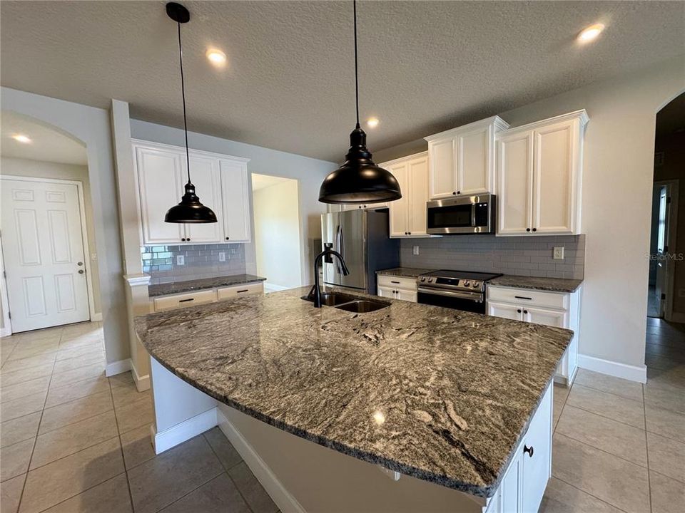 For Rent: $2,675 (4 beds, 2 baths, 2234 Square Feet)