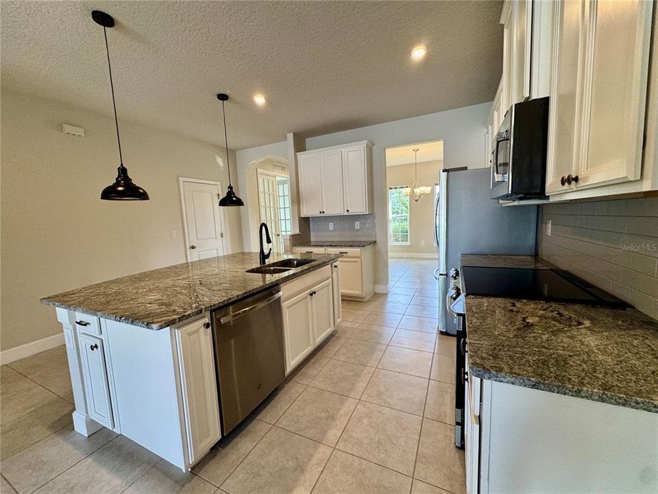 For Rent: $2,675 (4 beds, 2 baths, 2234 Square Feet)