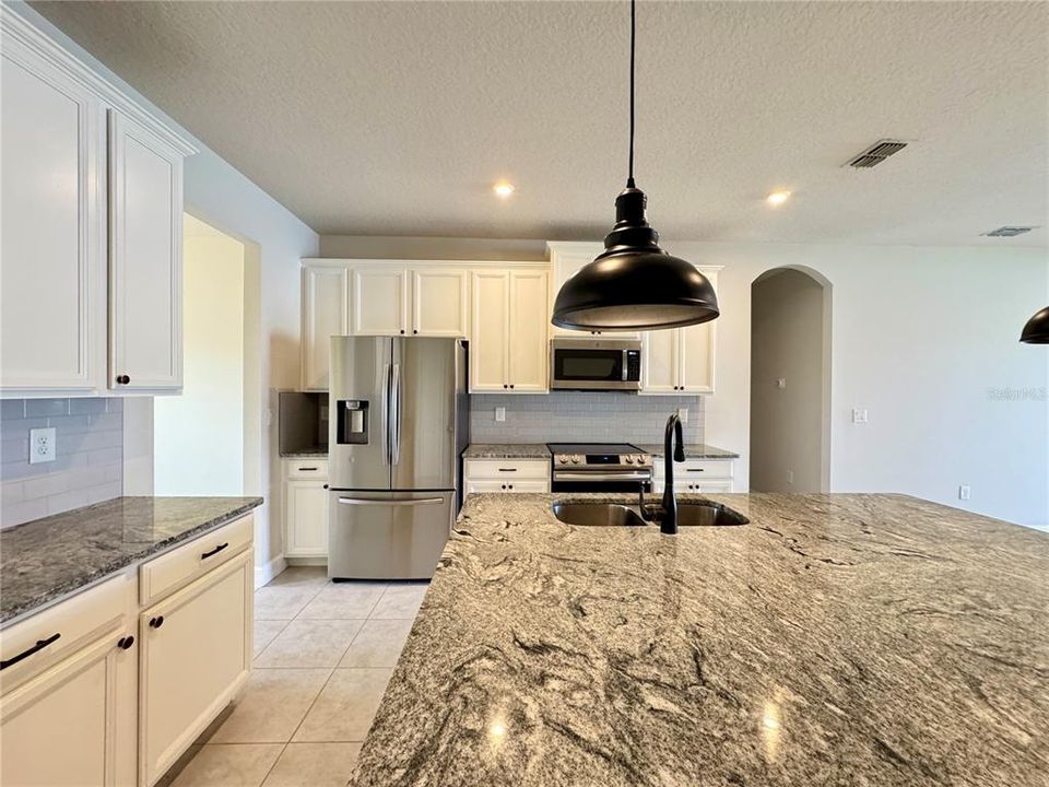 For Rent: $2,675 (4 beds, 2 baths, 2234 Square Feet)