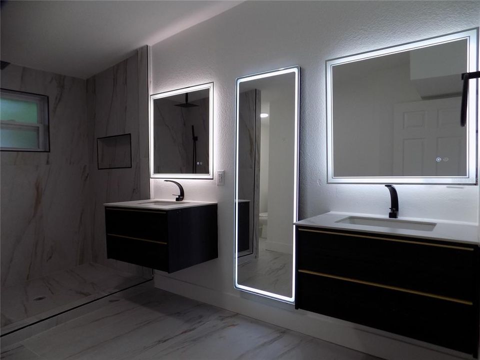 出租: $3,898 (4 贝兹, 3 浴室, 2676 平方英尺)