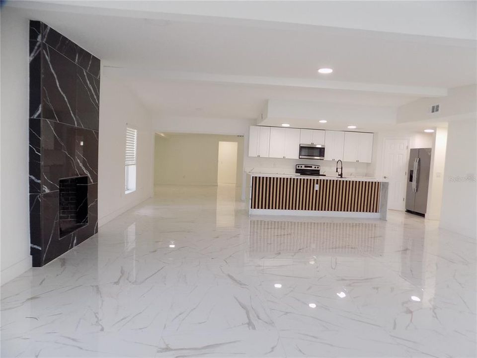 出租: $3,898 (4 贝兹, 3 浴室, 2676 平方英尺)