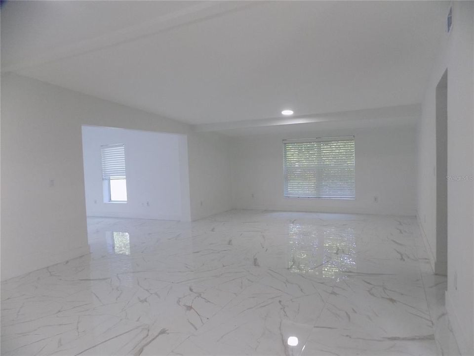 出租: $3,898 (4 贝兹, 3 浴室, 2676 平方英尺)