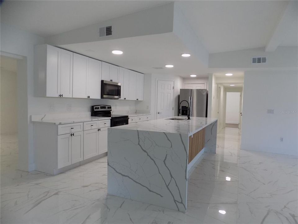 出租: $3,898 (4 贝兹, 3 浴室, 2676 平方英尺)