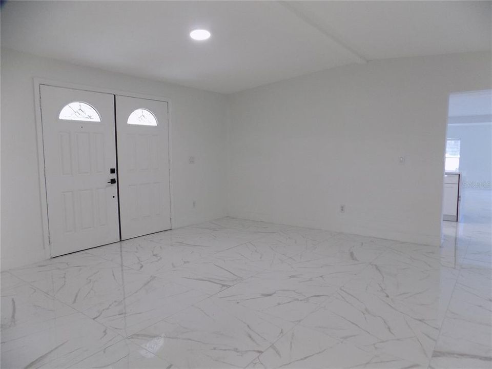 出租: $3,898 (4 贝兹, 3 浴室, 2676 平方英尺)