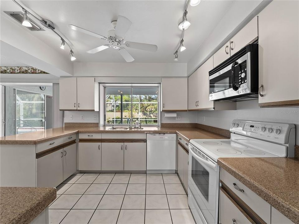 For Sale: $800,000 (3 beds, 2 baths, 2134 Square Feet)