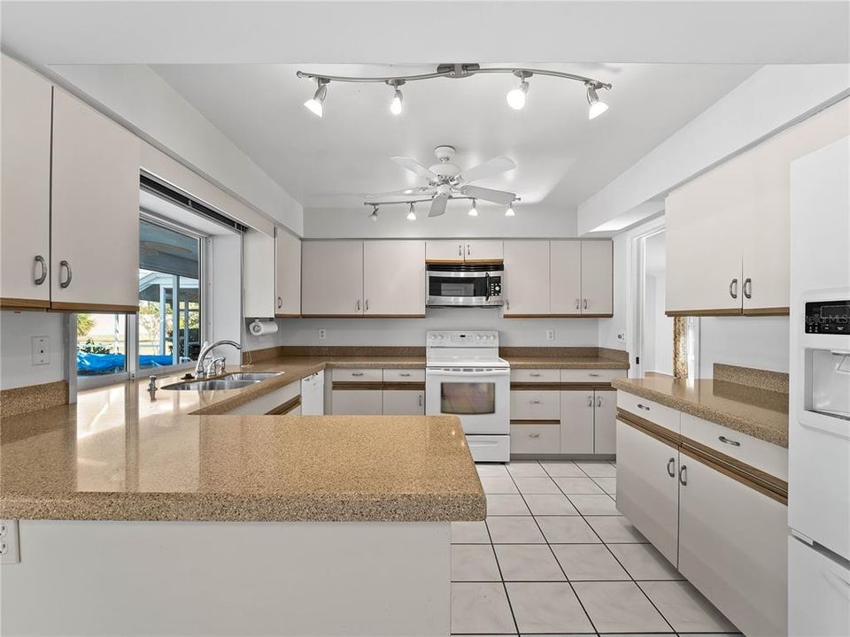 For Sale: $800,000 (3 beds, 2 baths, 2134 Square Feet)