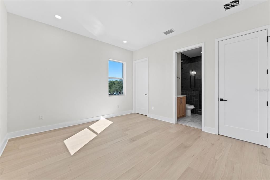 Под контрактом: $1,495,000 (5 спален, 4 ванн, 3841 Квадратных фут)