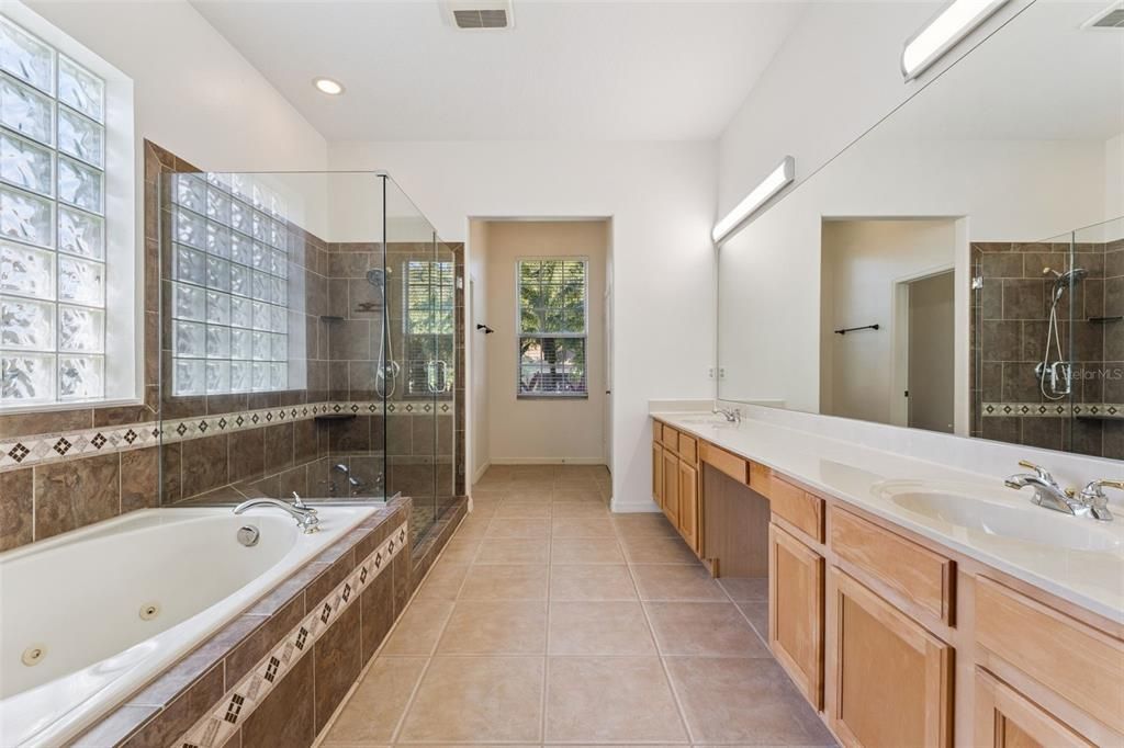 合同活跃: $849,000 (4 贝兹, 3 浴室, 3024 平方英尺)