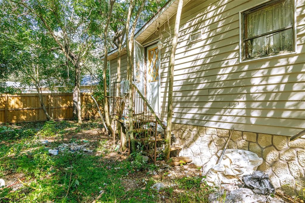 For Sale: $97,000 (3 beds, 2 baths, 1499 Square Feet)