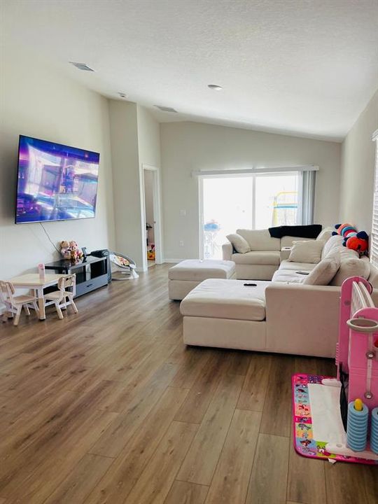 В аренду: $2,200 (3 спален, 2 ванн, 1615 Квадратных фут)