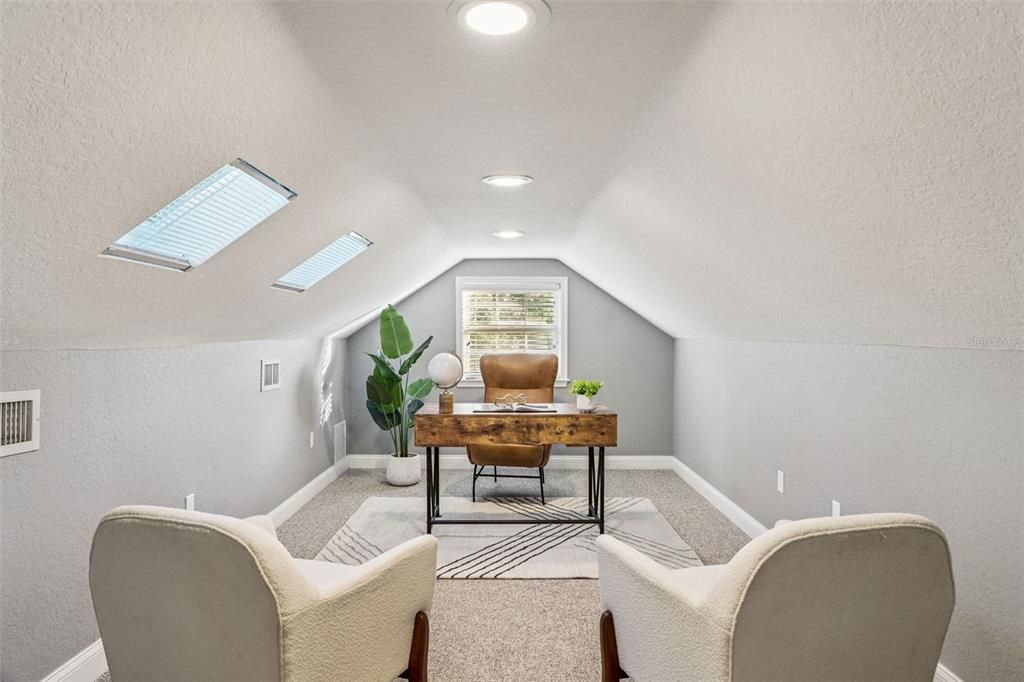 合同活跃: $775,000 (3 贝兹, 2 浴室, 2313 平方英尺)