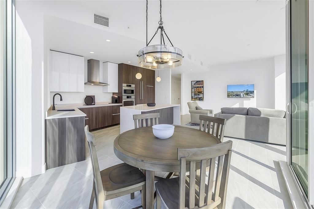 出租: $9,750 (3 贝兹, 2 浴室, 2127 平方英尺)