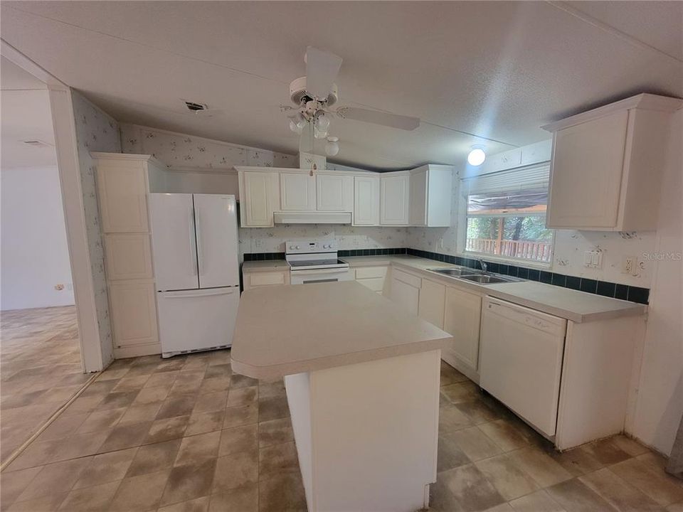 For Sale: $155,000 (3 beds, 2 baths, 1296 Square Feet)