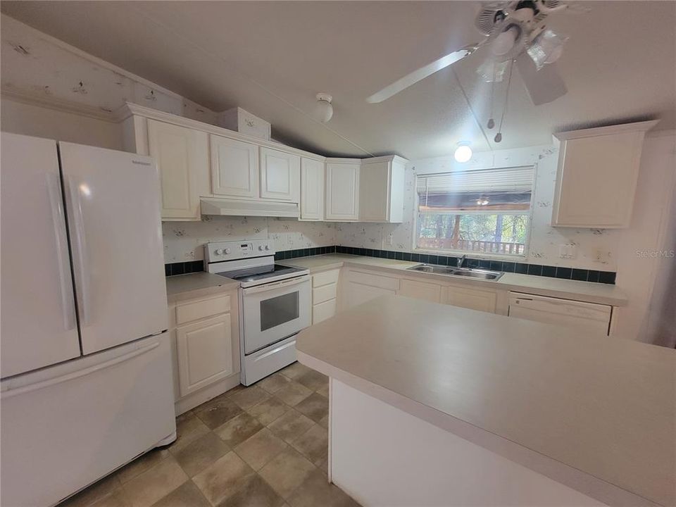 For Sale: $155,000 (3 beds, 2 baths, 1296 Square Feet)