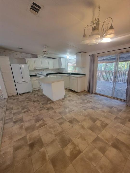 For Sale: $155,000 (3 beds, 2 baths, 1296 Square Feet)