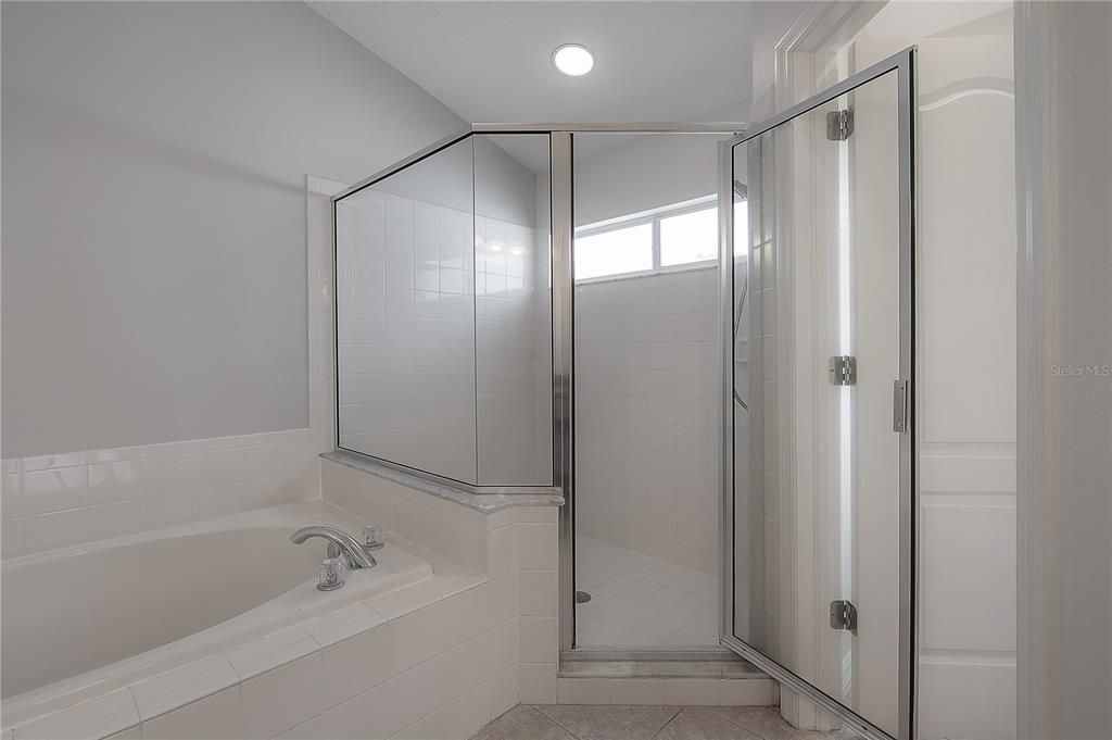 Activo con contrato: $2,195 (3 camas, 2 baños, 1888 Pies cuadrados)