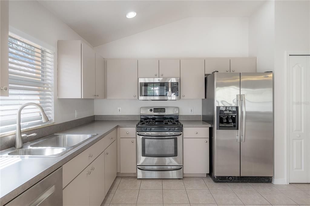 Activo con contrato: $2,195 (3 camas, 2 baños, 1888 Pies cuadrados)