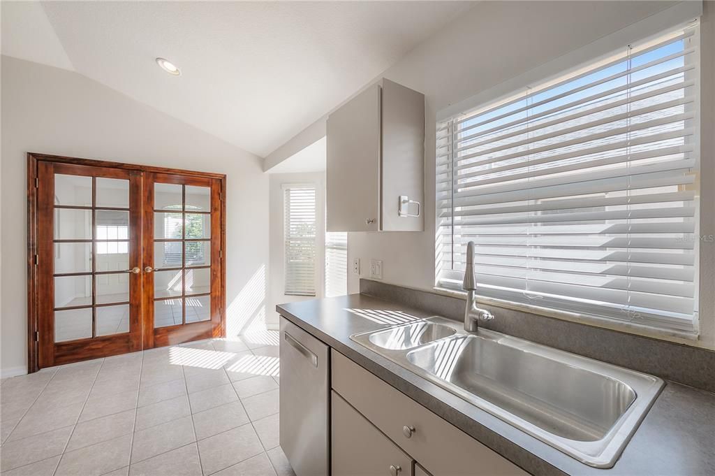 Activo con contrato: $2,195 (3 camas, 2 baños, 1888 Pies cuadrados)