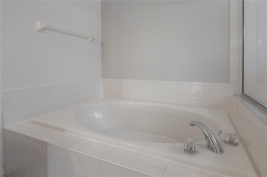 Activo con contrato: $2,195 (3 camas, 2 baños, 1888 Pies cuadrados)