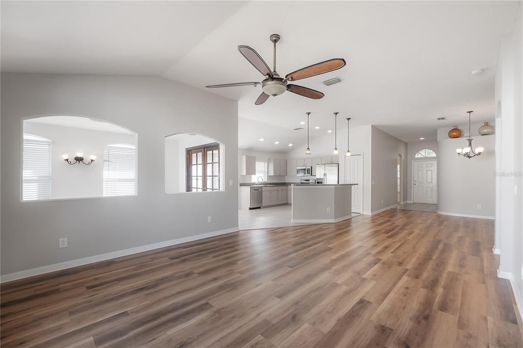 Activo con contrato: $2,195 (3 camas, 2 baños, 1888 Pies cuadrados)