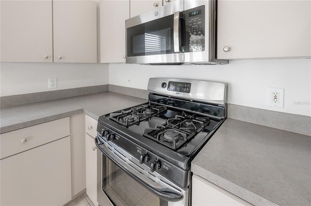 Activo con contrato: $2,195 (3 camas, 2 baños, 1888 Pies cuadrados)