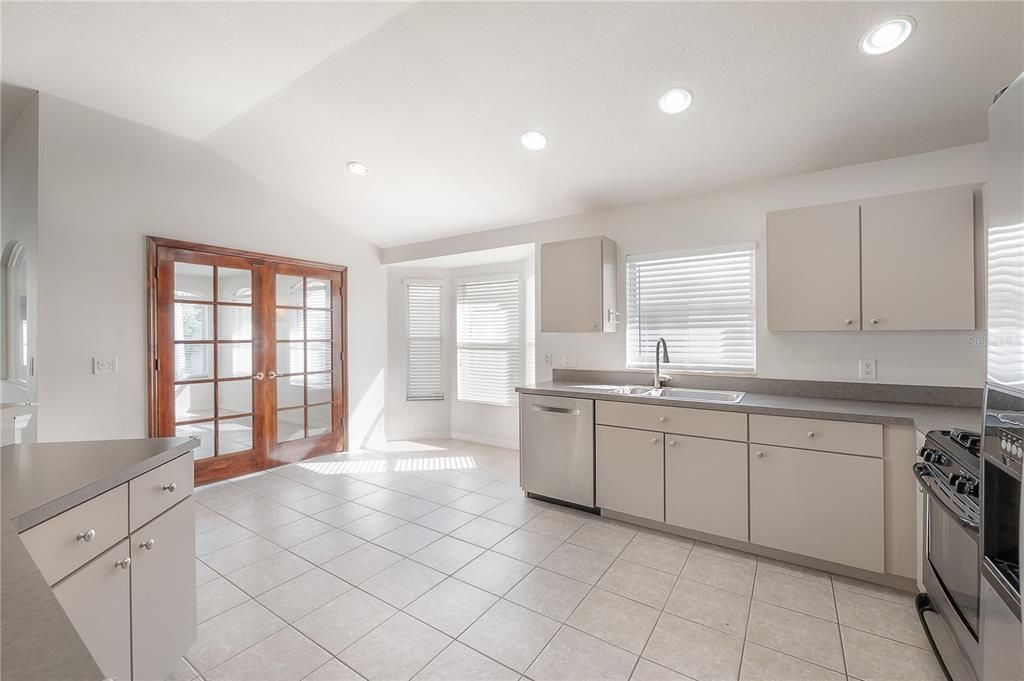 Activo con contrato: $2,195 (3 camas, 2 baños, 1888 Pies cuadrados)