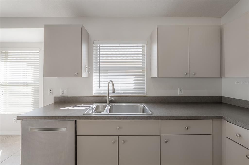 Activo con contrato: $2,195 (3 camas, 2 baños, 1888 Pies cuadrados)