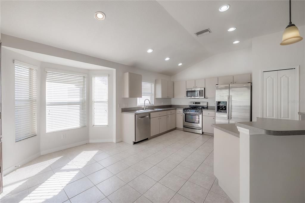 Activo con contrato: $2,195 (3 camas, 2 baños, 1888 Pies cuadrados)