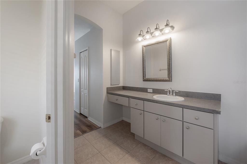 Activo con contrato: $2,195 (3 camas, 2 baños, 1888 Pies cuadrados)